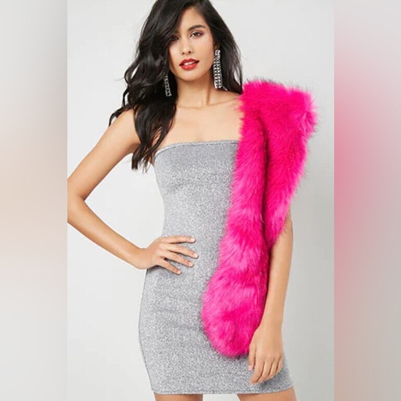 Forever 21 🩷🖤🩷Pink Black Faux Fur Scarf NWT